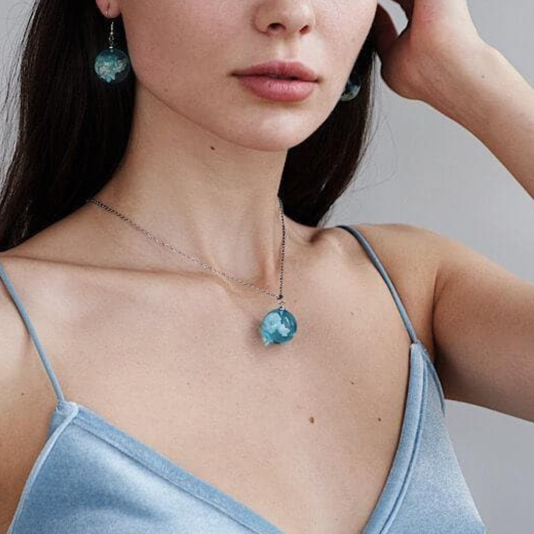 Collar de Cielo Azul con Nubes
