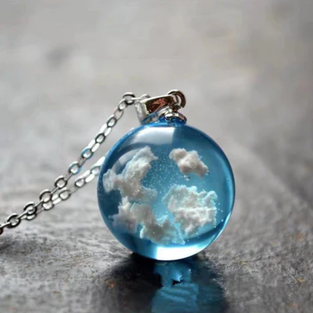 Collar de Cielo Azul con Nubes