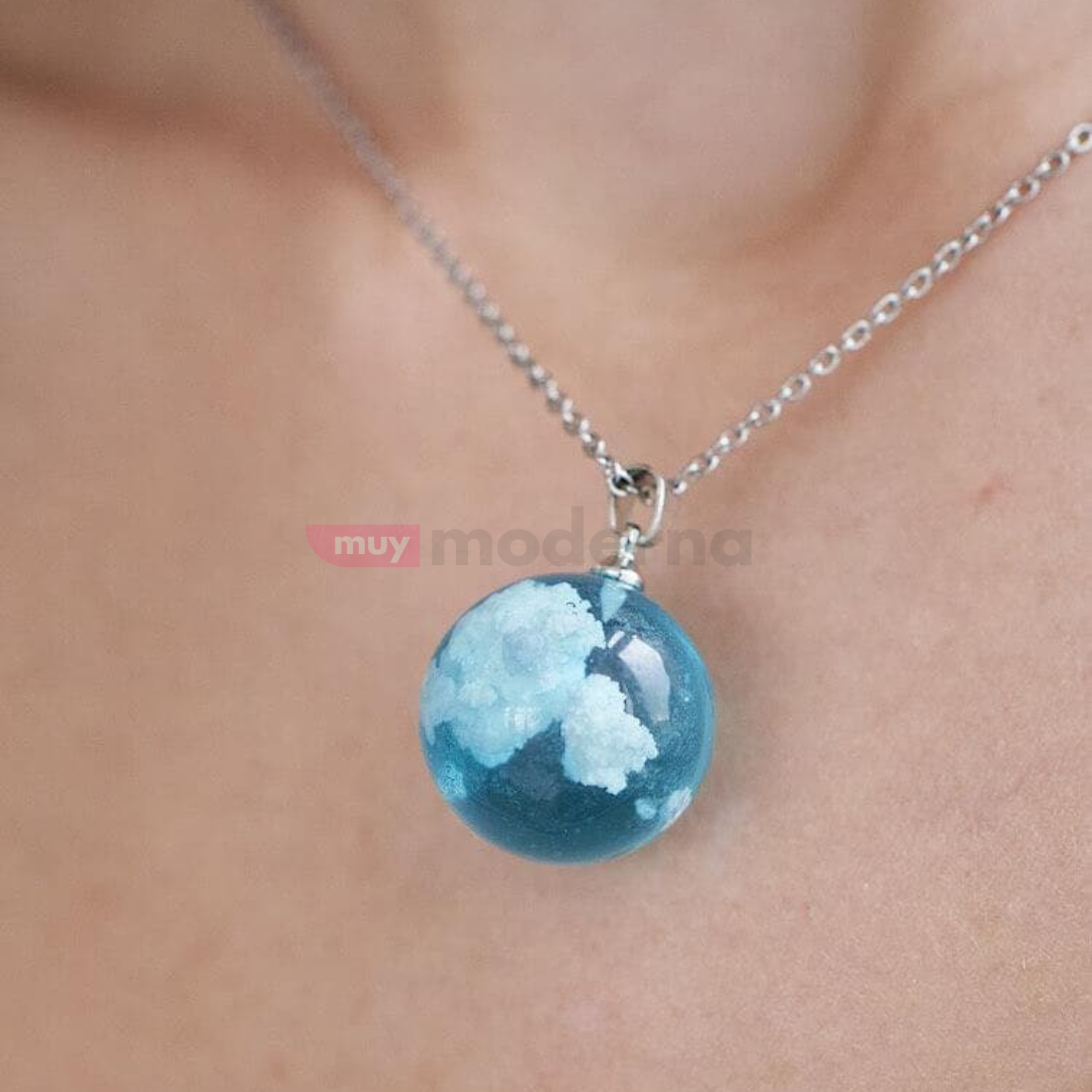 Collar de Cielo Azul con Nubes