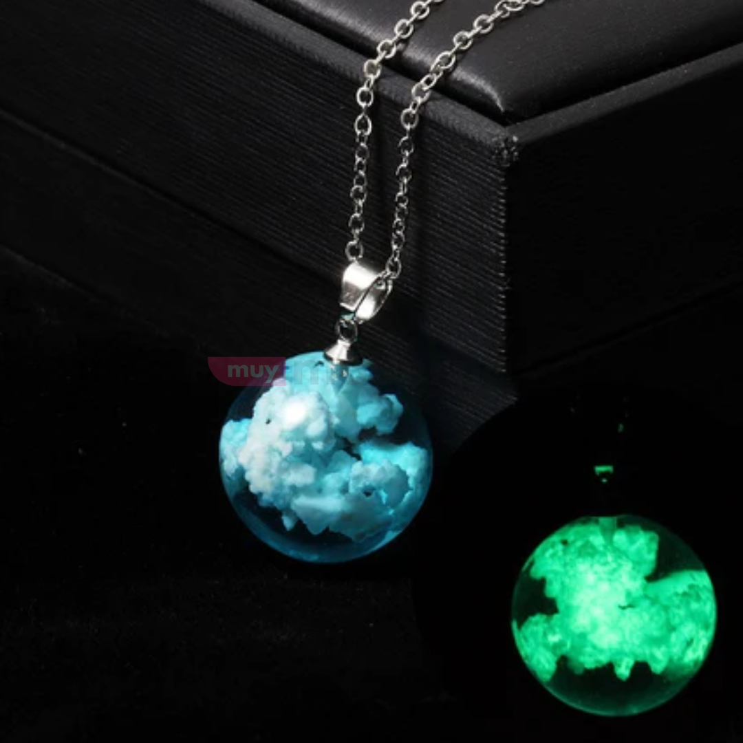 Collar de Cielo Azul con Nubes