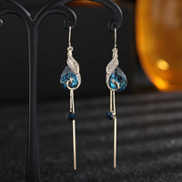 Caravanas Enchapadas En Oro 18K - Pavo Real Con Cristal Azul