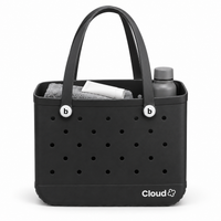 Bolso CLOUD M negro de EVA, 37 × 13 × 31 cm, con toalla, botella y protector para ilustrar el tamaño; accesorios no incluidos