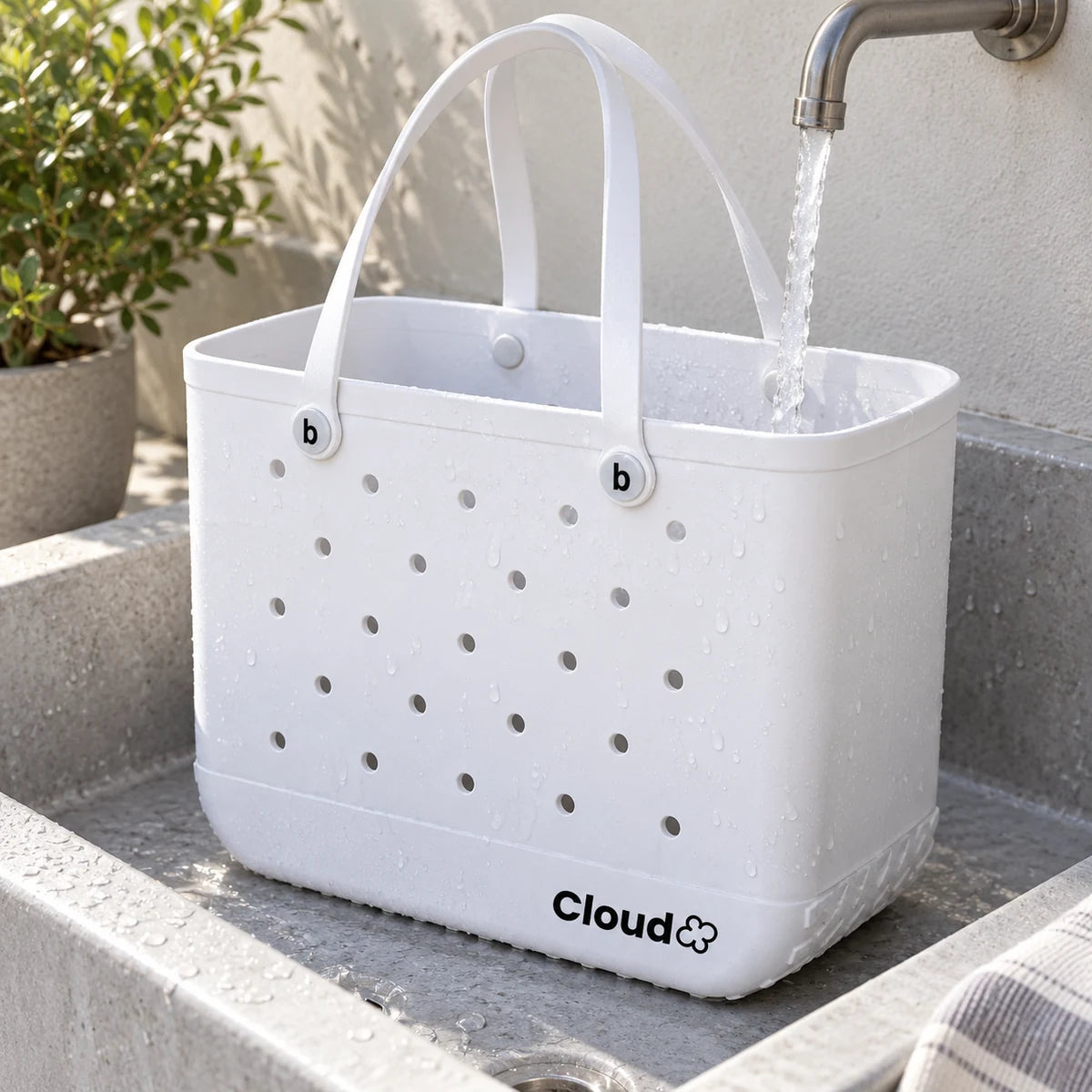 Bolso CLOUD blanco vacío recibiendo un enjuague con agua en una pileta