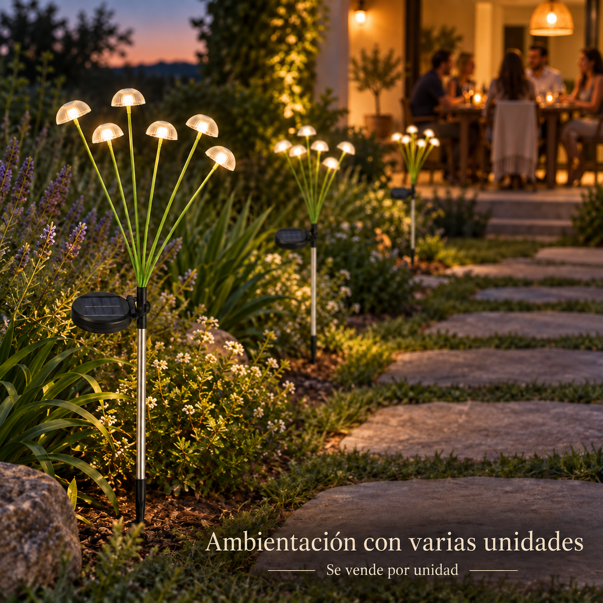 Tres estacas solares junto a un camino de jardín y una reunión familiar al fondo; se venden por unidad.