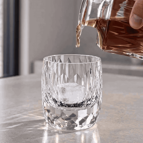 Servido de bebida sobre hielo, brindis y brillo del vaso Girard Diamant.