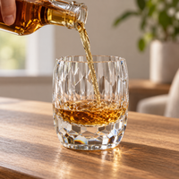 Whisky servido en un vaso Girard Diamant de cristal K9 sobre una mesa; botella de ambientación no incluida