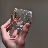 Video real del tallado y la base del vaso Girard Diamant; se muestra una unidad