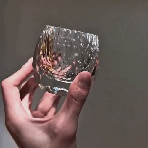 Video real del tallado y la base del vaso Girard Diamant; se muestra una unidad